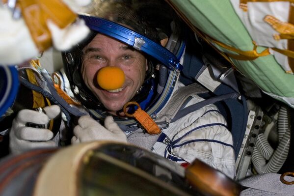 Du khách vũ trụ, tỷ phú Canada Guy Laliberte bên trong tàu vũ trụ Soyuz TMA-14 - Sputnik Việt Nam