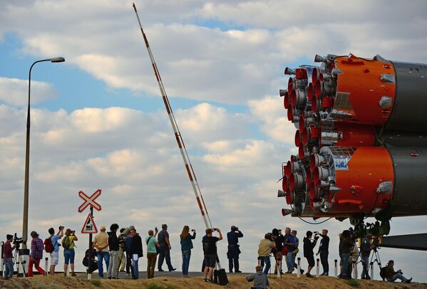 Vận chuyển và lắp đặt bệ phóng tên lửa Soyuz-FG mang tàu vũ trụ vận tải có người lái Soyuz TMA-18M tại Sân bay vũ trụ Baikonur - Sputnik Việt Nam