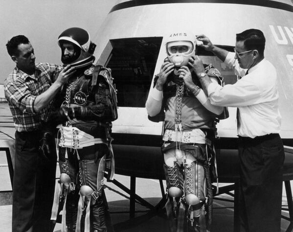 Nhân viên NASA chuẩn bị lên tàu vũ trụ Apollo vào ngày 6 tháng 4 năm 1962 - Sputnik Việt Nam