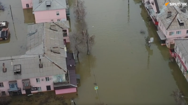 Đường phố biến thành sông. Hơn 6.000 ngôi nhà vẫn còn trong vùng lũ lụt ở Orsk - Sputnik Việt Nam