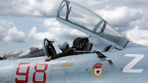 Phi công lái máy bay chiến đấu đa năng Su-27 của Hải quân Nga trong cuộc tập trận bay chiến thuật dành cho phi hành đoàn máy bay chiến đấu ở Kaliningrad. - Sputnik Việt Nam