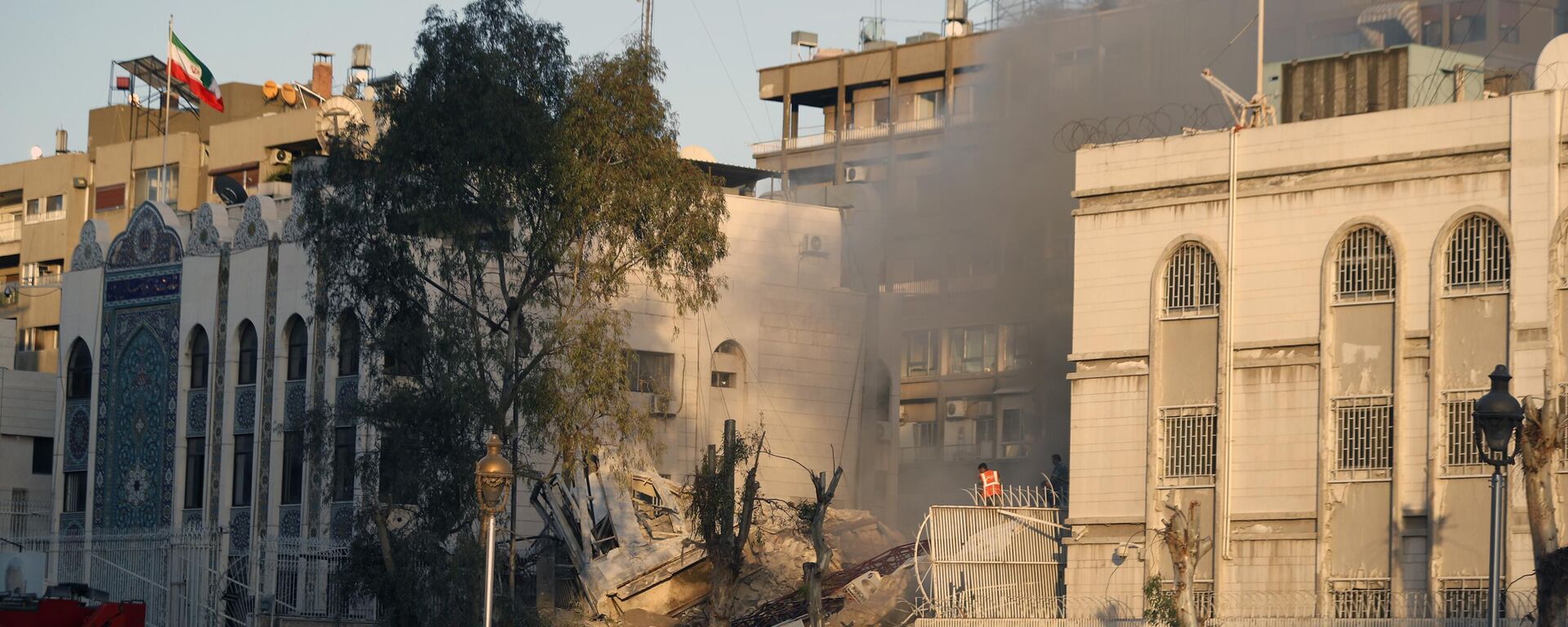 Dịch vụ khẩn cấp làm việc tại tòa nhà lãnh sự quán Iran bị phá hủy do cuộc không kích của Israel ở Damascus - Sputnik Việt Nam, 1920, 09.04.2024