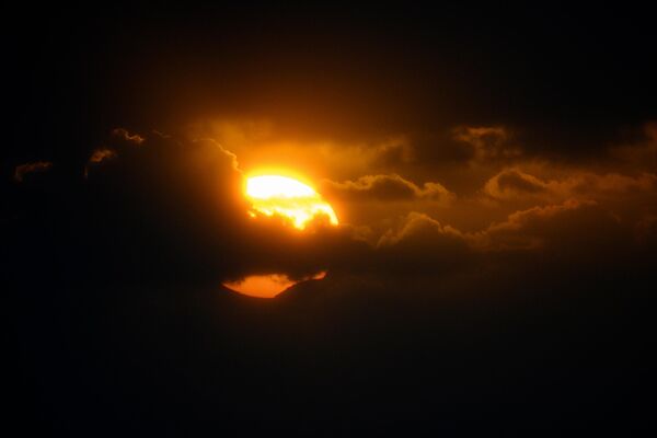 Mặt trăng bắt đầu che khuất một phần Mặt trời trong nhật thực, Vigo, Tây Ban Nha - Sputnik Việt Nam