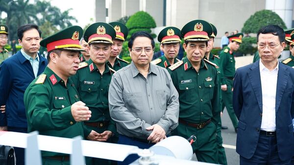 Thủ tướng Phạm Minh Chính tham quan trưng bày sản phẩm công nghệ cao của Tập đoàn Viettel. - Sputnik Việt Nam