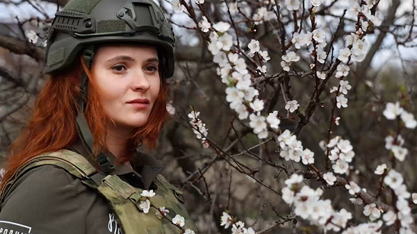Nữ thi sĩ chiến binh: Ukraina phi nhân tính hóa người Donbass để biện minh cho việc tàn sát - Sputnik Việt Nam