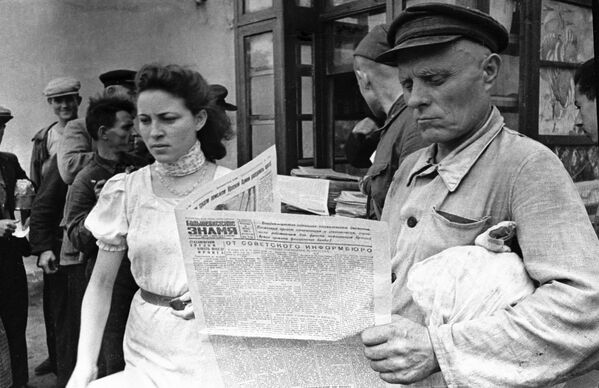 Người dân Odessa đọc số mới của báo Biểu ngữ Bolshevik - Sputnik Việt Nam