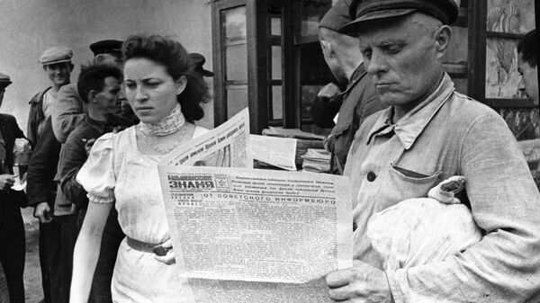 Người dân Odessa đọc số mới của báo Biểu ngữ Bolshevik - Sputnik Việt Nam