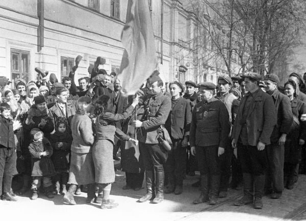 Nữ cư dân Odessa trao Biểu ngữ Đỏ cho đội du kích đã tiến vào thành phố - Sputnik Việt Nam