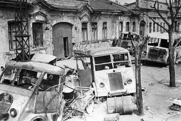 Những chiếc ô tô Đức hỏng hóc bị bỏ lại trên đường phố Odessa sau khi thành phố được giải phóng khỏi phát xít Đức - Sputnik Việt Nam