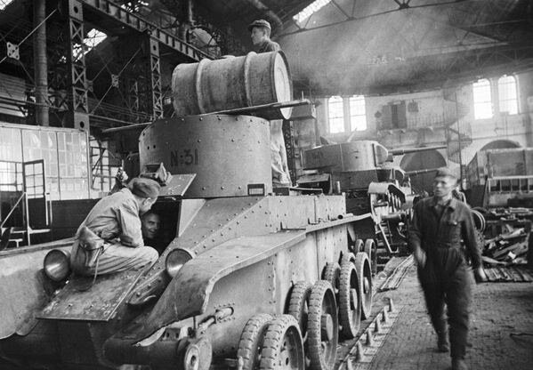 Đội sửa chữa xe tăng BT tại nhà máy Khởi nghĩa tháng Giêng ở Odessa - Sputnik Việt Nam