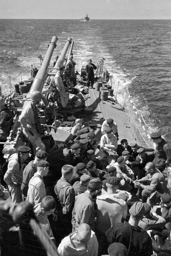 Phóng viên báo Izvestia trên tàu chiến trò chuyện với thủy thủ Hạm đội Biển Đen đang tiến về Odessa bị xâm chiếm - Sputnik Việt Nam