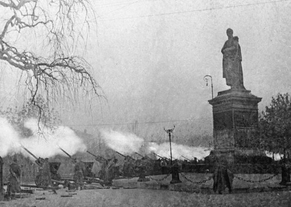 Khẩu đội pháo 76 mm của đội cận vệ Đại tá Efimov bắn pháo chào trên Quảng trường Nhà thờ chào mừng thành phố Odessa được giải phóng - Sputnik Việt Nam
