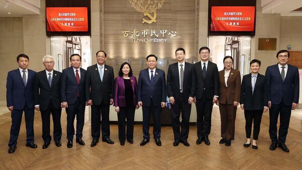 Chủ tịch Quốc hội Vương Đình Huệ thăm Trung tâm lập pháp Hồng Kiều - Sputnik Việt Nam