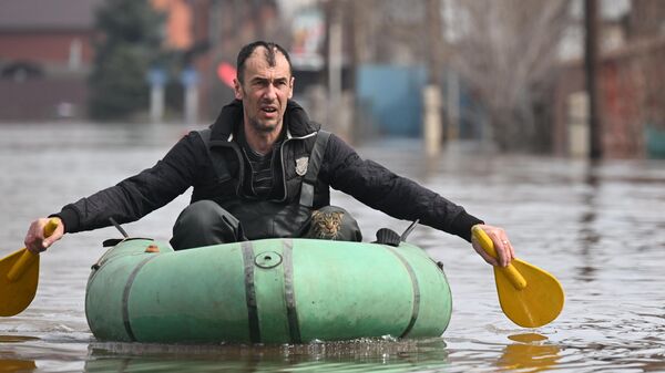 Мужчина на затопленной улице в микрорайоне Кузнечный в Оренбурге - Sputnik Việt Nam
