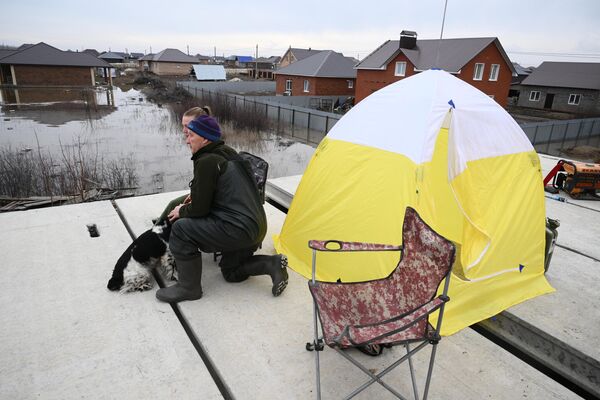 Một gia đình ở TSN “Ivanovskoe” gần Orenburg dựng lều trên nóc ngôi nhà đang được xây dựng của họ - Sputnik Việt Nam