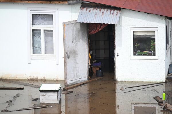 Tòa nhà dân cư bị ngập trong tiểu khu Sitsovka, Orenburg - Sputnik Việt Nam