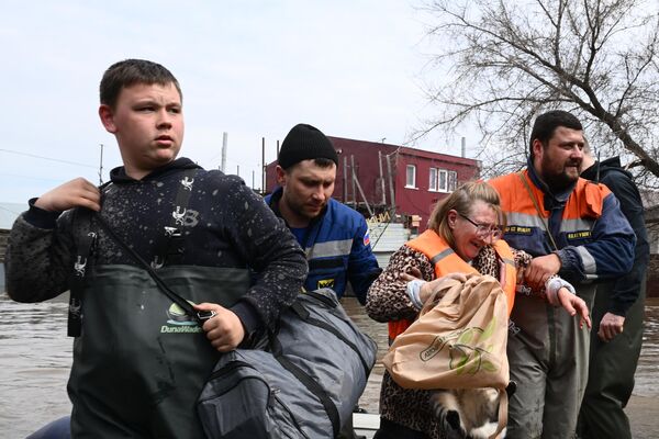 Sơ tán cư dân khỏi những con phố ngập lụt ở tiểu khu Kuznechny, Orenburg - Sputnik Việt Nam