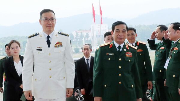 Bộ trưởng Quốc phòng Phan Văn Giang và Bộ trưởng Quốc phòng Trung Quốc Đổng Quân trước khi hội đàm.  - Sputnik Việt Nam