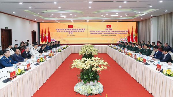 Bộ trưởng Quốc phòng Phan Văn Giang hội đàm với Bộ trưởng Quốc phòng Trung Quốc Đổng Quân.  - Sputnik Việt Nam