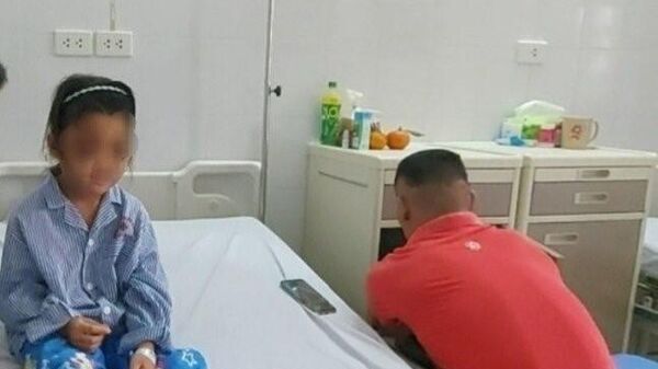 Học sinh Phùn Thảo Ly được theo dõi, điều trị tại Bệnh viên Đa khoa tỉnh Quảng Ninh. 

 - Sputnik Việt Nam