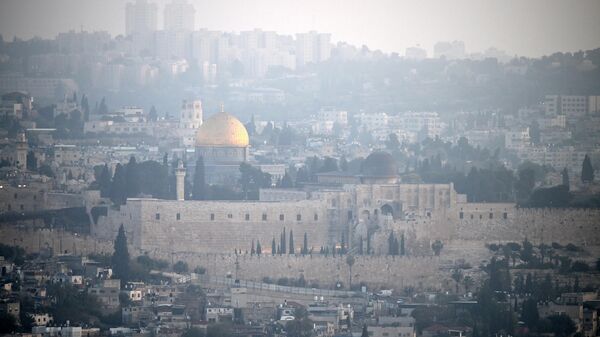 Toàn cảnh Thành phố Cổ của Jerusalem được chụp vào rạng sáng ngày 14 tháng 4 năm 2024, sau khi Iran tiến hành cuộc tấn công bằng máy bay không người lái và tên lửa vào Israel. - Sputnik Việt Nam
