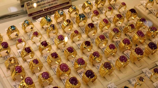 Vàng nhẫn bày bán tại Công ty vàng Bảo Tín Minh Châu.

 - Sputnik Việt Nam