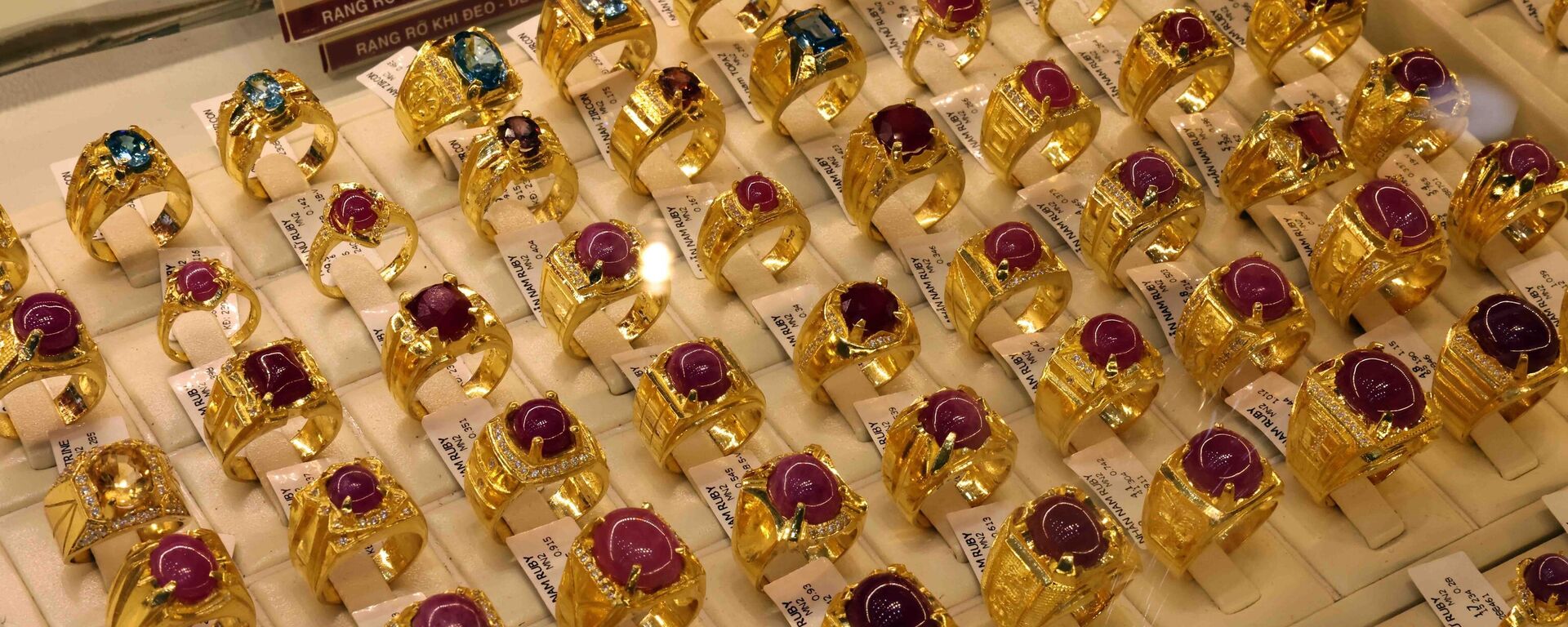 Vàng nhẫn bày bán tại Công ty vàng Bảo Tín Minh Châu.

 - Sputnik Việt Nam, 1920, 14.04.2024
