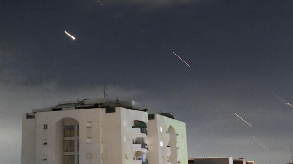 Hệ thống phòng không Iron Dome của Israel đánh chặn tên lửa bắn từ Iran, Israel - Sputnik Việt Nam