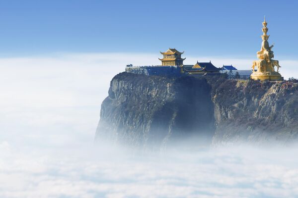 Ngôi chùa trên núi Emeishan ở tỉnh Tứ Xuyên, Trung Quốc - Sputnik Việt Nam