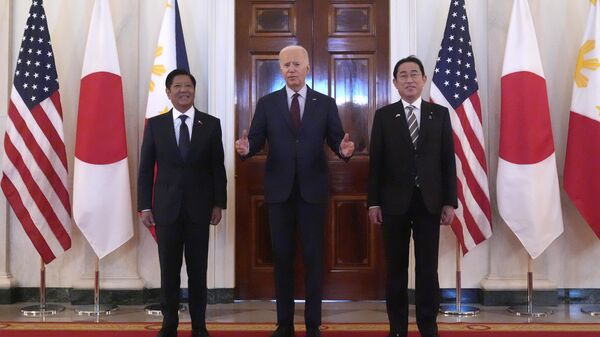 Tổng thống Philippines Ferdinand Marcos Jr., Tổng thống Mỹ Joe Biden và Thủ tướng Nhật Bản Fumio Kishida trước cuộc gặp ba bên tại Nhà Trắng - Sputnik Việt Nam