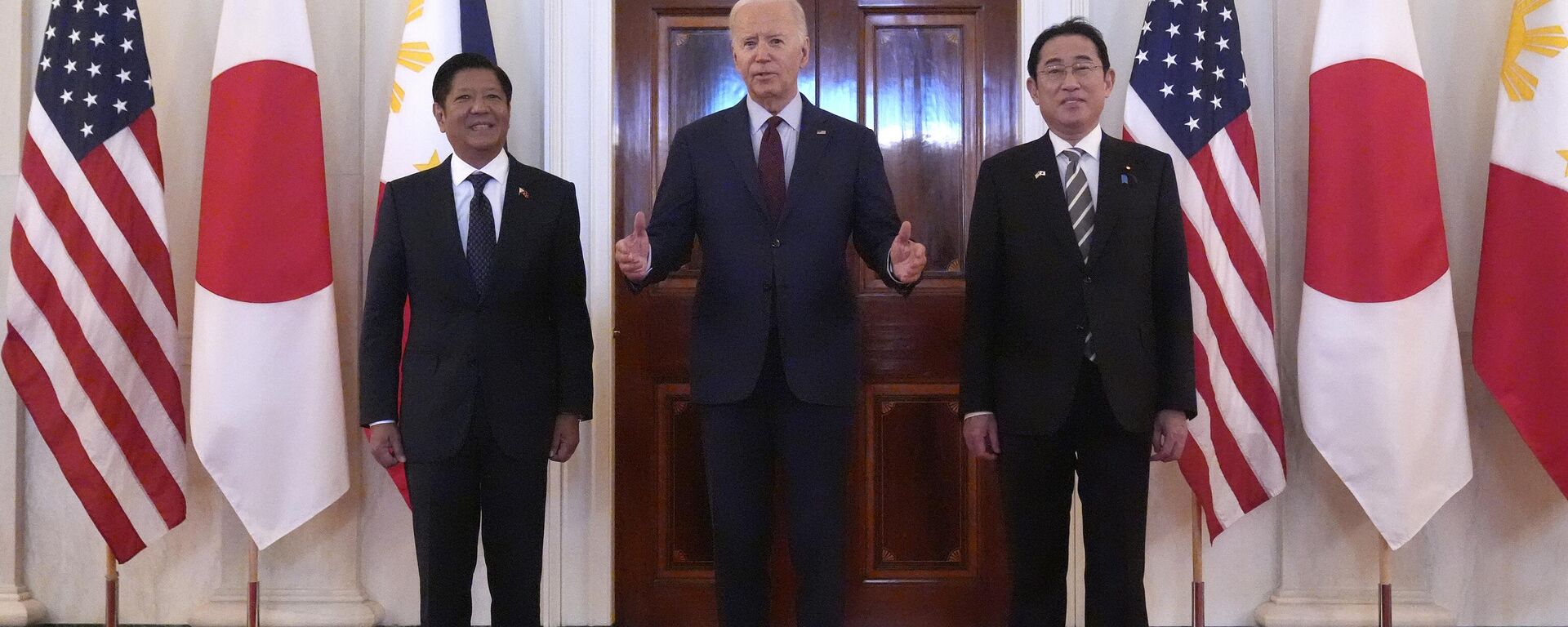 Tổng thống Philippines Ferdinand Marcos Jr., Tổng thống Mỹ Joe Biden và Thủ tướng Nhật Bản Fumio Kishida trước cuộc gặp ba bên tại Nhà Trắng - Sputnik Việt Nam, 1920, 15.04.2024