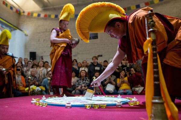 Nghi lễ tiêu hủy mạn đà la Phật Dược Sư tại Lễ hội cầu may mắn ở Moskva - Sputnik Việt Nam