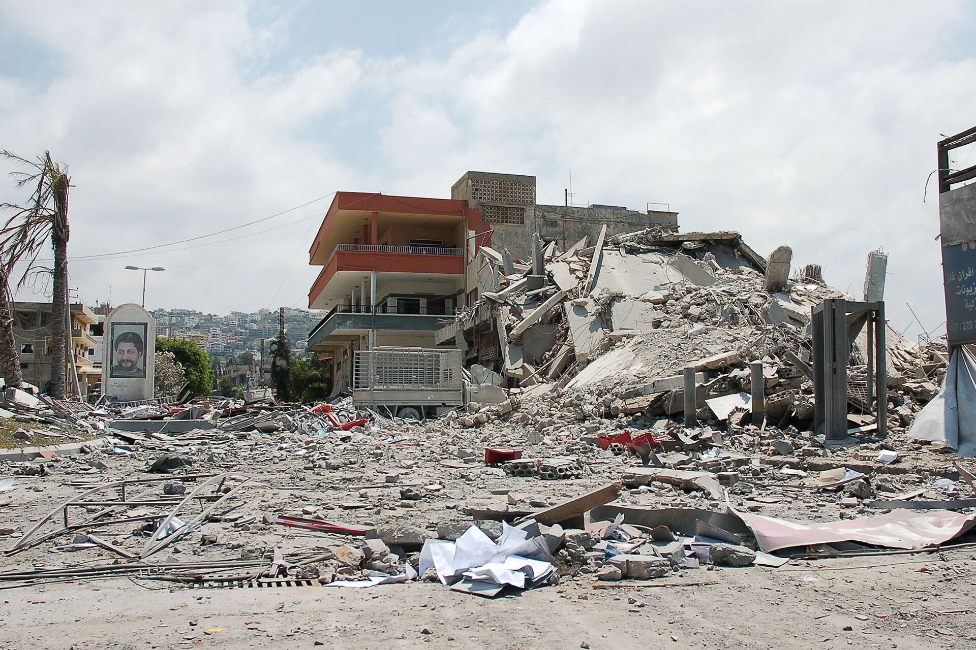 Tòa nhà bị lực lượng Israel ném bom ở Ghaziyeh trên đường ra khỏi Sidon, miền nam Lebanon trong cuộc chiến năm 2006. - Sputnik Việt Nam, 1920, 16.04.2024
