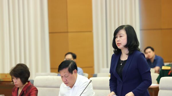 Bộ trưởng Bộ Y tế Đào Hồng Lan trình bày tờ trình.

 - Sputnik Việt Nam