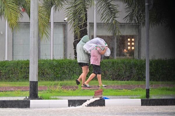 Người đi trong cơn mưa ở Dubai - Sputnik Việt Nam