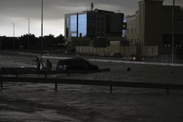 Đường phố ngập lụt sau trận mưa lớn ở Dubai - Sputnik Việt Nam