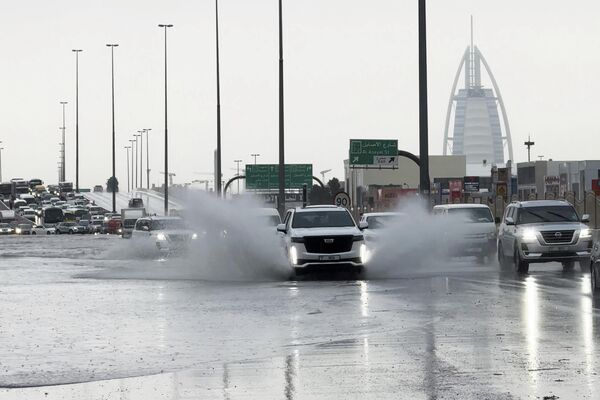 Đường phố ngập lụt sau trận mưa lớn ở Dubai - Sputnik Việt Nam