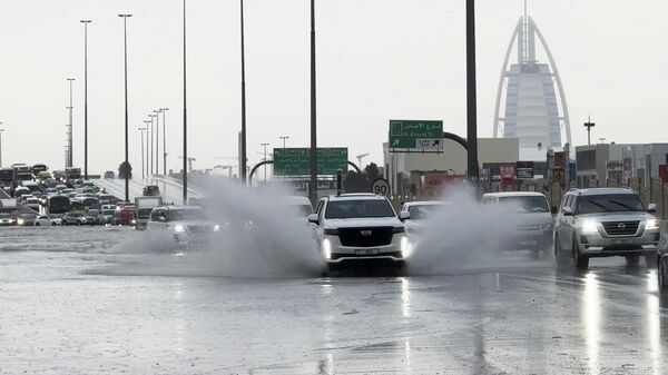 Затопленные улицы после ливня в Дубае  - Sputnik Việt Nam