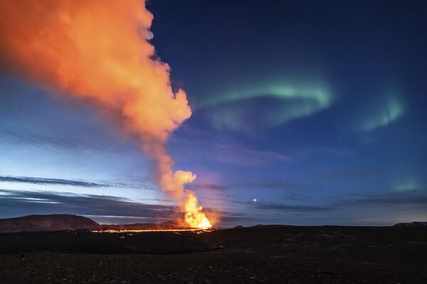 Quang cảnh khu vực phun trào núi lửa với cực quang phía bắc ở hậu cảnh, Grindavik, Iceland - Sputnik Việt Nam