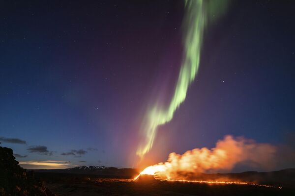 Quang cảnh khu vực phun trào núi lửa với cực quang phía bắc ở hậu cảnh, Grindavik, Iceland - Sputnik Việt Nam