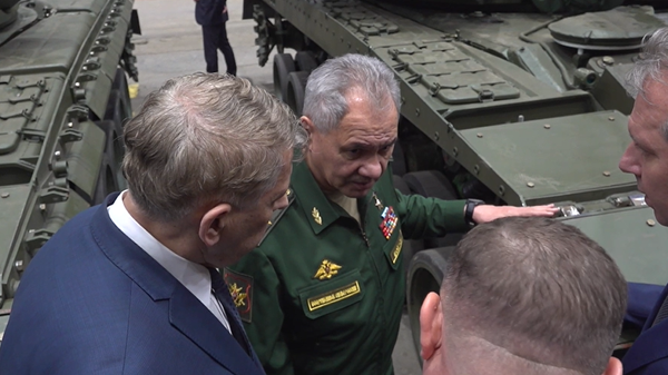 Đại tướng Nga Shoigu thị sát việc thực hiện đơn đặt hàng quốc phòng tại một nhà máy sản xuất xe tăng - Sputnik Việt Nam