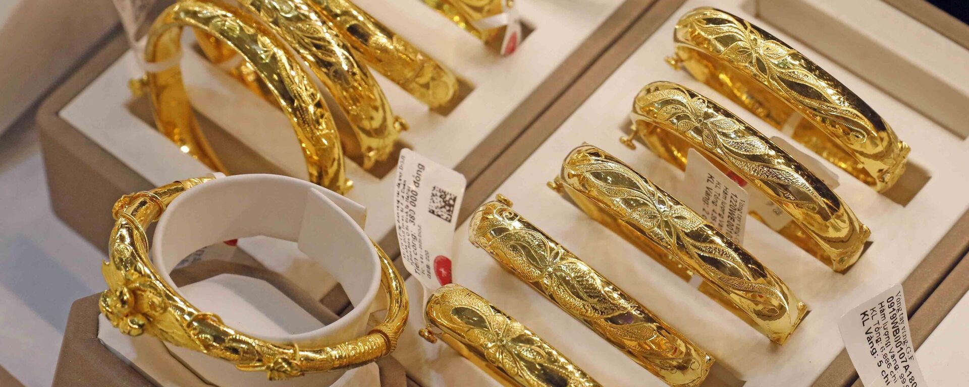Vàng trang sức được bày bán tại một cửa hàng kinh doanh vàng Bảo Tín Minh Châu. - Sputnik Việt Nam, 1920, 07.05.2024