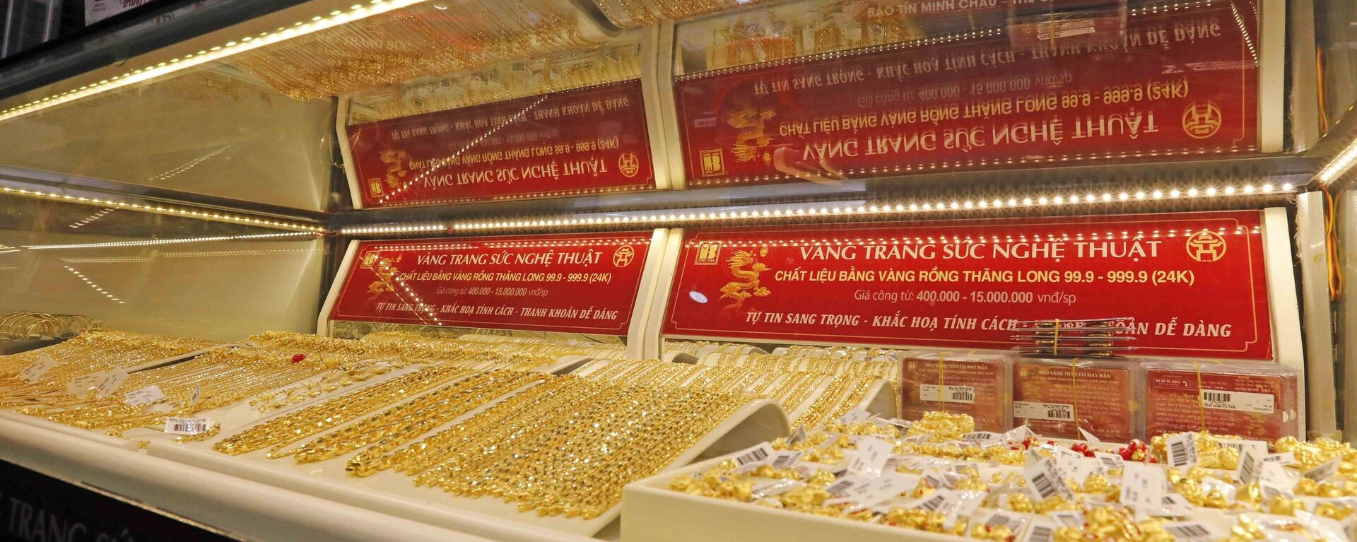 Vàng trang sức được bày bán tại một cửa hàng kinh doanh vàng Bảo Tín Minh Châu. - Sputnik Việt Nam, 1920, 22.04.2024