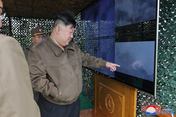 Cuộc tập trận đầu tiên của CHDCND Triều Tiên về phản công hạt nhân, sử dụng MLRS - Sputnik Việt Nam
