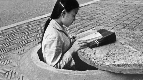 Жительница Ханоя читает книгу в перерыве между налётами - Sputnik Việt Nam