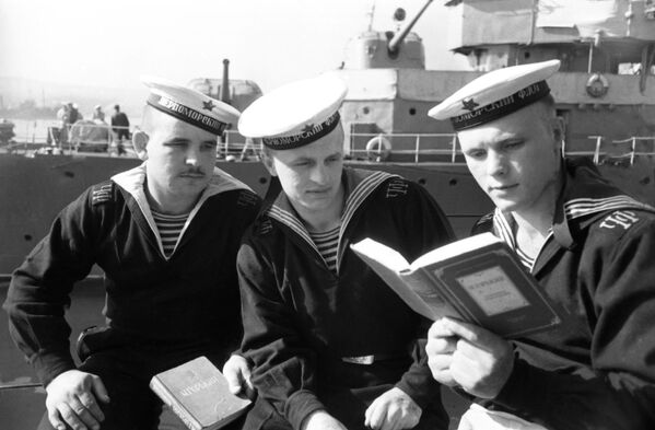 Hải quân Liên Xô. Các thủy thủ Hạm đội Cờ Đỏ Biển Đen nghỉ phép trên bờ biển. Sevastopol, Cộng hòa XHCN Xô-viết Ukraina - Sputnik Việt Nam
