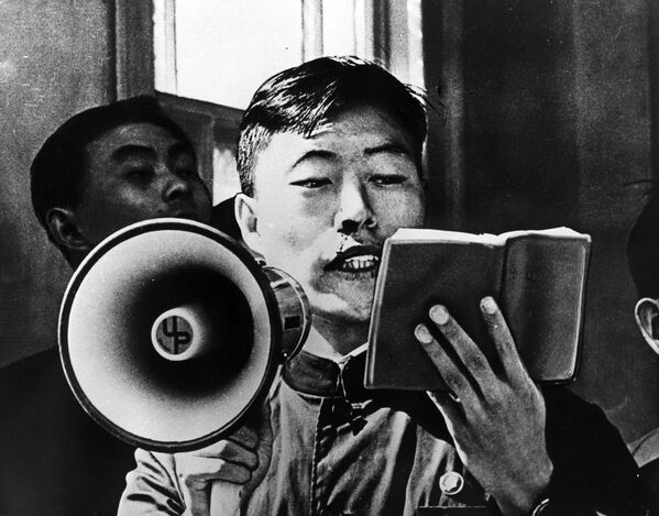 Một thanh niên hồng vệ binh đọc trước tác Mao Trạch Đông. CHND Trung Hoa. Sao chép ảnh từ «Báo Văn học» số 12, 1969 - Sputnik Việt Nam