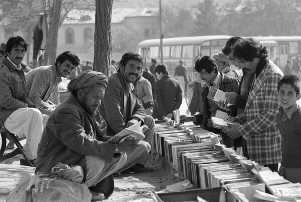 Cư dân Kabul mua sách trên phố - Sputnik Việt Nam