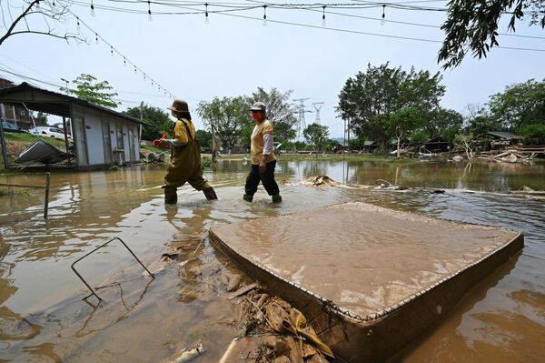 Mưa lớn làm ngập lụt địa bàn làng Sa Tân ở Thanh Viễn, phía bắc của tỉnh Quảng Đông, Trung Quốc - Sputnik Việt Nam