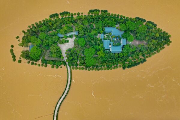 Hòn đảo bị ngập sau mưa lớn ở Thanh Viễn, tỉnh Quảng Đông, miền nam Trung Quốc - Sputnik Việt Nam